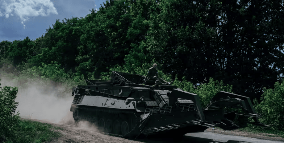 Українські бійці на німецький техніці