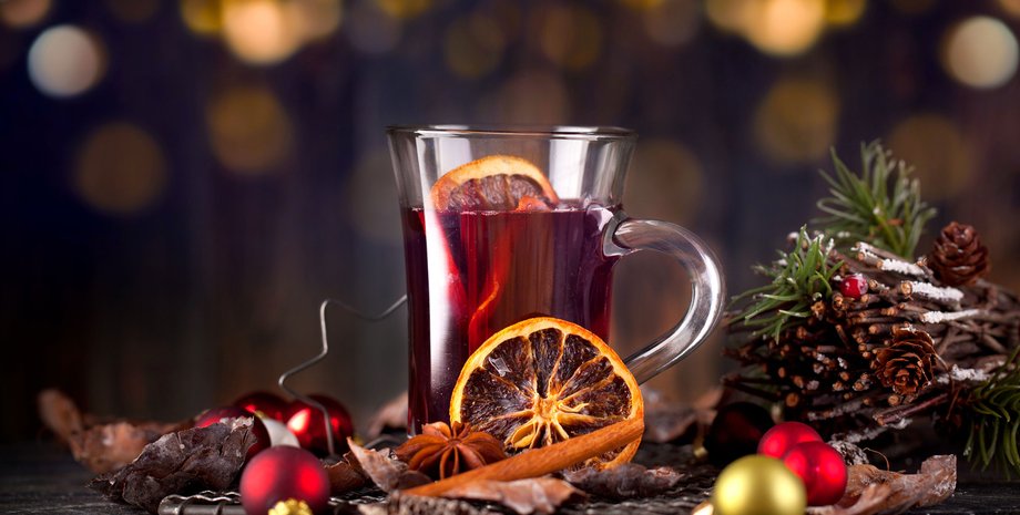 глінтвейн, ялинкові іграшки, скибочки апельсина