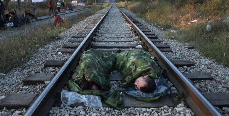 Сирийские беженцы спят вблизи железнодорожного вокзала Идомени, Северная Греция / Фото: РИА Новости