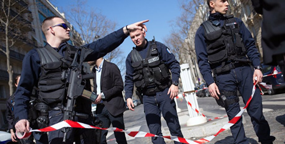 Полицейские у здания МВФ в Париже, где произошел взрыв / Фото: РИА Новости
