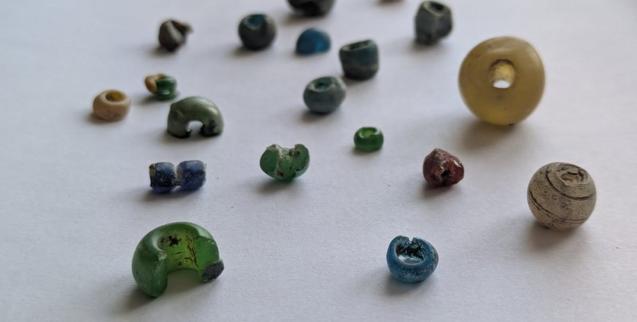 Археологи нашли бусины в Крылосе