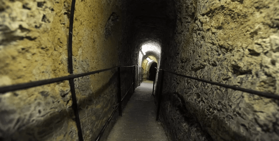 Печера під містом у Британії, стародавня печера, таємна печера, малюнки на стінах, загадкові малюнки, різьблення на стінах,