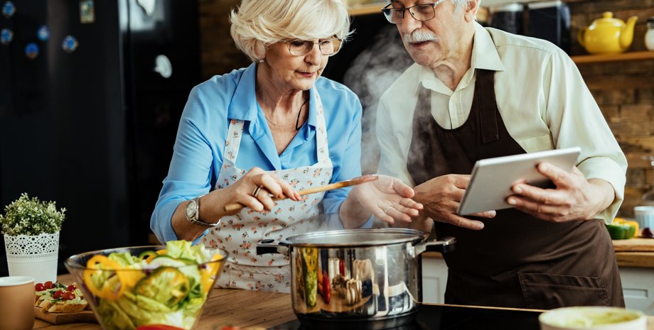 Пожилая нара на кухне