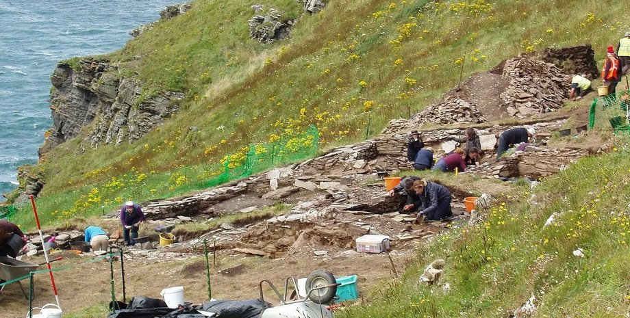 раскопки, ученые, скала, вода, фото