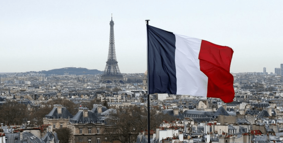 Франція, прапор Франції, Ейфелева вежа, прапор на фоні Парижа, місто у Франції.