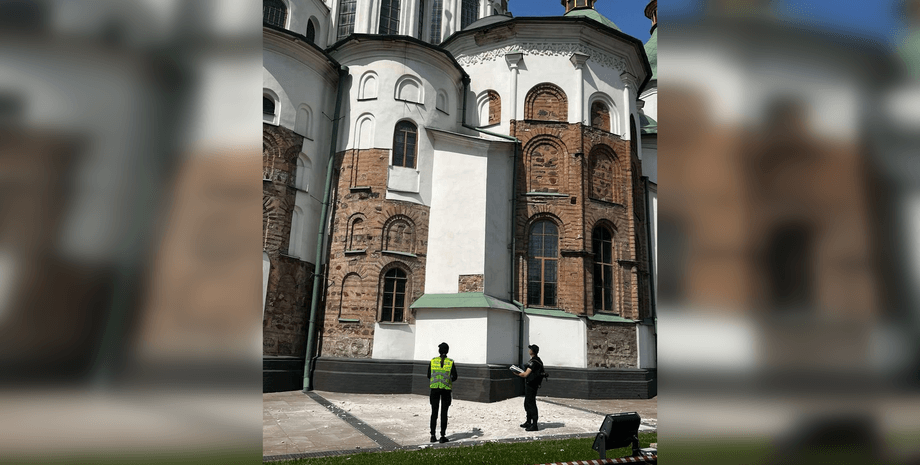 Софийский собор в Киеве поврежден обстрелом