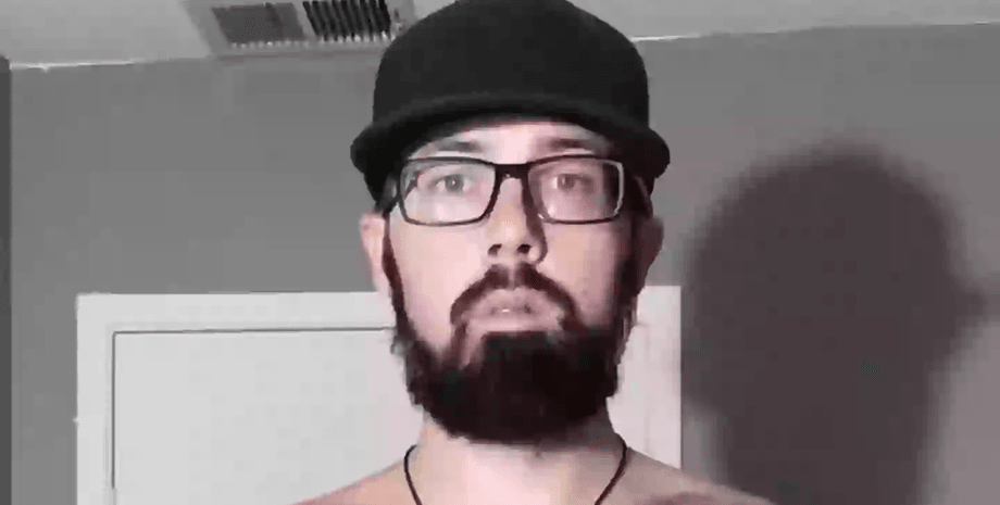 Чоловік зробив 500 віджимань за годину, багато віджимань, швидкі віджимання, до і після, змінилося тіло, тіло чоловіка,