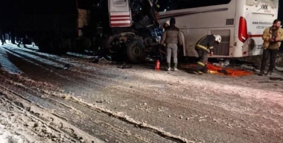 авария, автобус, трасса, вечер