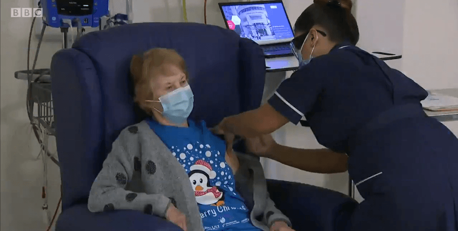 Pfizer, BioNTech, вакцина, первая прививка