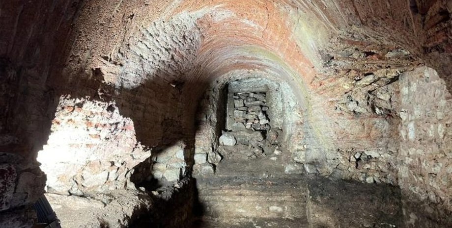 Стамбул, археологические раскопки, церковь Святого Поллиекта, подземный ход, руины, латинское вторжение, 1500 лет, Стамбульское столичное муниципалитет, сейсмостойкость, архитектурное наследие, сейсмическая история, древние артефакты