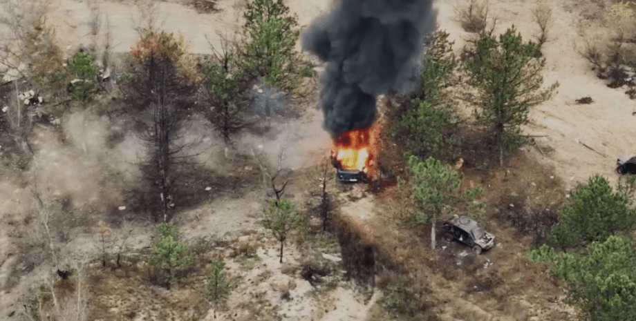 Die russischen Soldaten versuchten, das Auto mit dem BC mit einem Netz zu maskie...