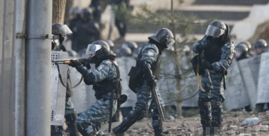 Бойцы "Беркута" ведут огонь по евромайдановцам / Фото: УНИАН