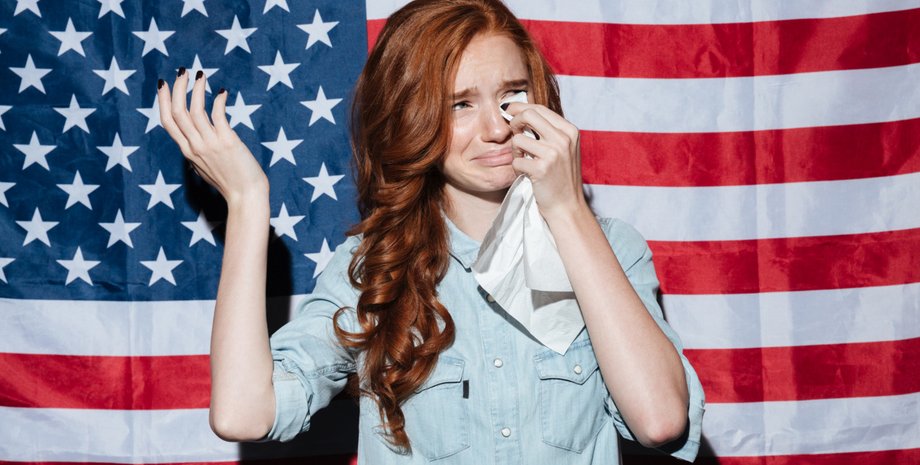 Дівчина витирає сльози хусткою