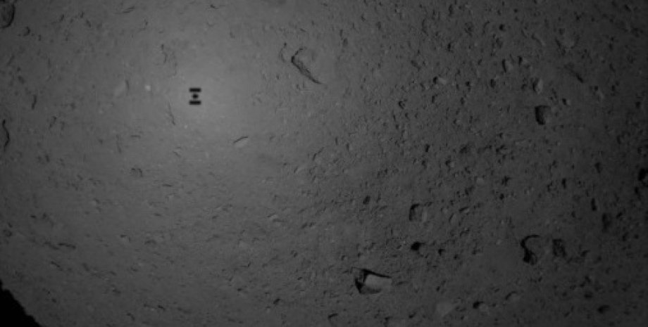 Тень зонда на поверхности Рюгу, 21 февраля 2019 года. JAXA