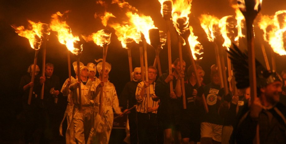 фестиваль, викинги, история, ярл, корабль, традиция, гендер, женщины, пол, участие, роль, сожжение, огонь, факел, празднование, традиция, зрелище, событие, песни, Up Helly Aa, Шотландия
