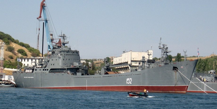 У Криму ГУР вдарило по ВДК "Ямал" та "Ніколай Фільчєнков" РФ: екіпаж був палубі (відео)