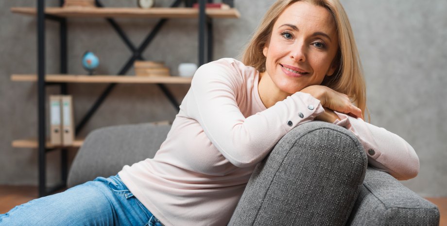 Женщина в кресле