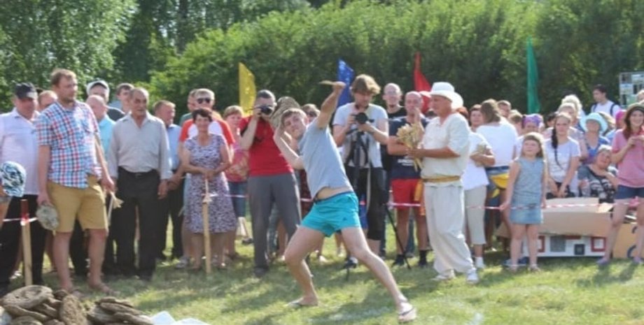 метание навоза, коровьи лепешки, турнир веселій коровяк