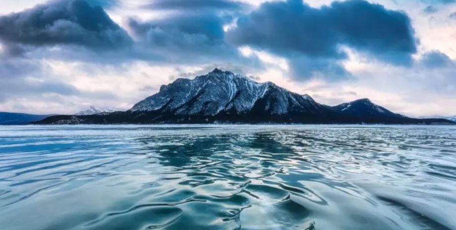 Мужчина увидел высоко в горах замерзшие волны на озере, как это возможно, странное явление