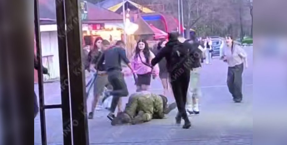 поліція, нападники, військовий, побиття, Київ