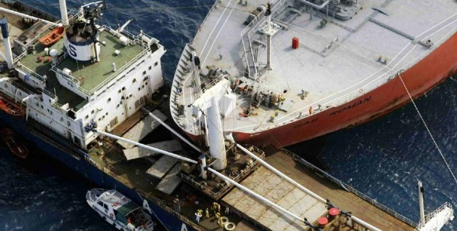 Столкновение танкеров / Фото: dezinfo.net