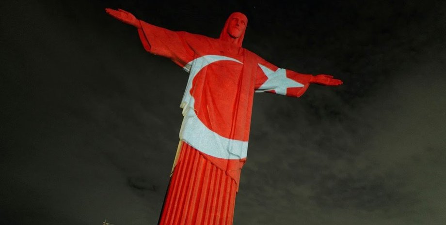 Статуя Христа Ріо в квітах прапора Туреччини, Статуя Христа в Ріо, землетрус сьогодні, землетрус у Туреччині, землетрус у Туреччині та сирії,