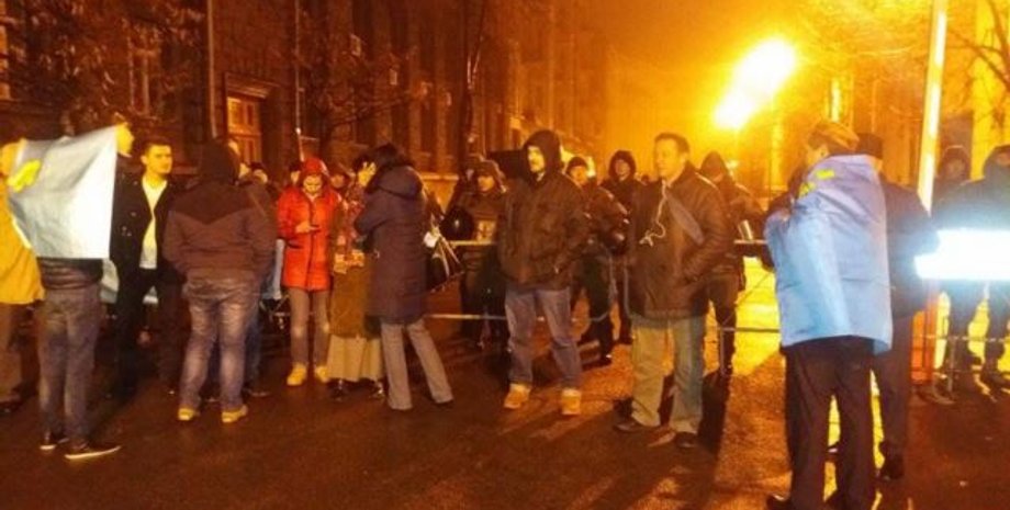 Участники акции в поддержку энергоблокады Крыма у стен администрации президента в Киеве / Фото: Радио Свобода
