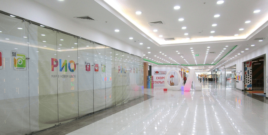 Пустые торговые центры.