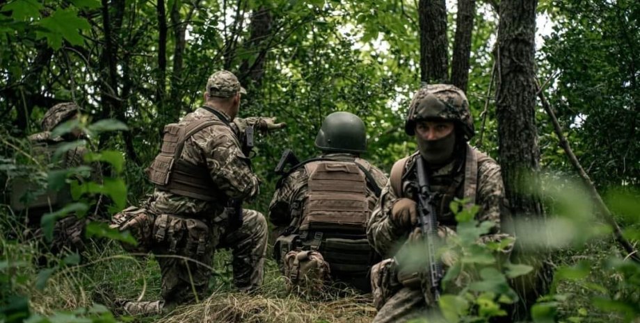 Ukrajinské vojenské útočné nepřátelské pozice. Navzdory významné výhodě v oblast...