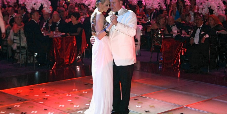 князь и княгиня Монако на "Балу Роз"/Фото: Tatler