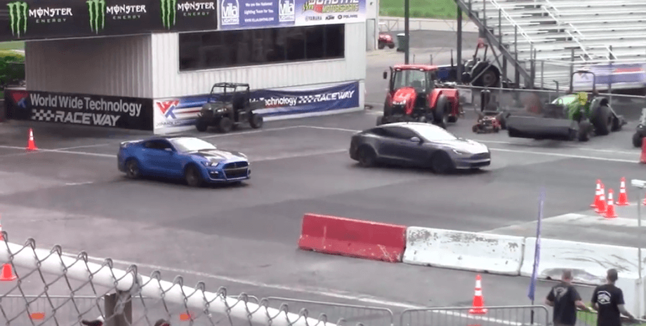 Tesla Model S Plaid драг-рейсинг Ford Mustang