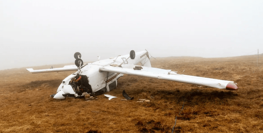 Самолет, поле, ферма, перевернулся самолет, авиакатастрофа, самолет в поле