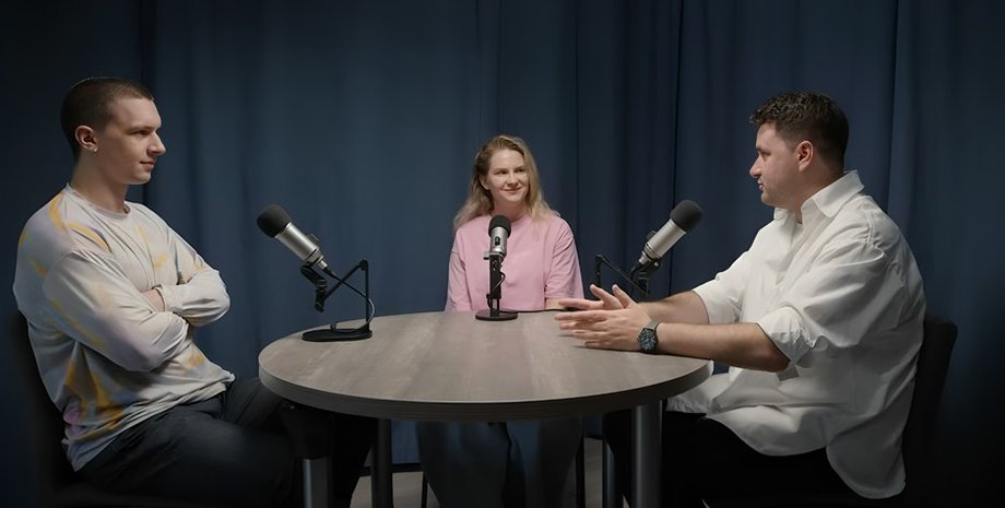 ведучі подкасту Антон Полєсков та Ілля Кабачинський з Оленою Руденко