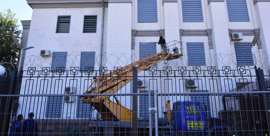 Вокруг посольства РФ в Киеве строят дополнительнывй забор / Фото: Страна.ua