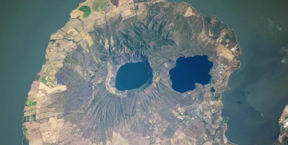 вулканические озера вид из космоса