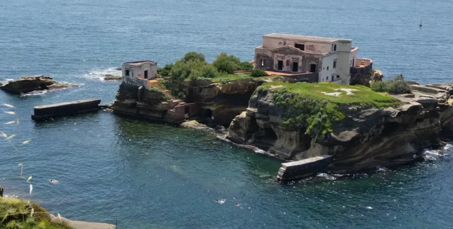 Проклятый остров, остров Гайола в Италии, проклятый остров, миллионер, вилла на острове, заброшенный остров, отшельник