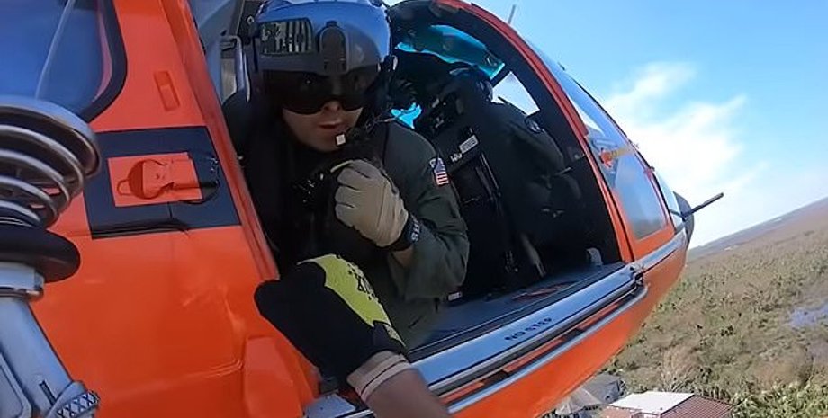 Сотрудник спасательной команда MH-65 "Дельфин". , спасательная операция , ураган Иэн, флорида ураган,