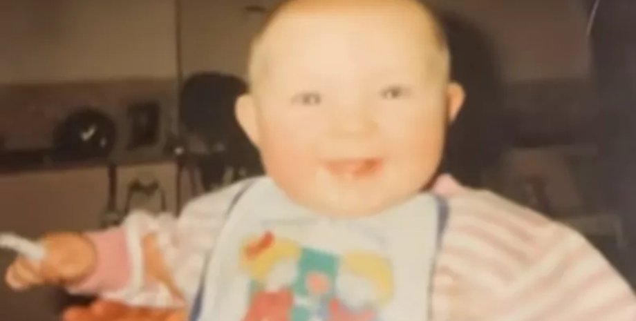 Дитяче фото, TikTok, старе фото, сімейний архів, дитина з цигаркою, стара фотографія, немовля, тримає в руках цигарку