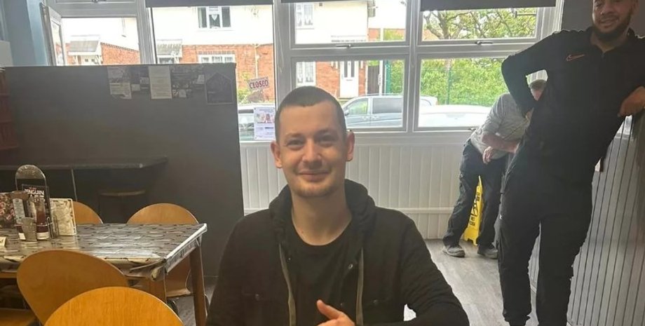 Мужчина с завтраком, курьез с завтраком, Британия завтрак, кафе соревнования, бесплатный завтрак, игра Британия, испытание Британия, Британия скандал