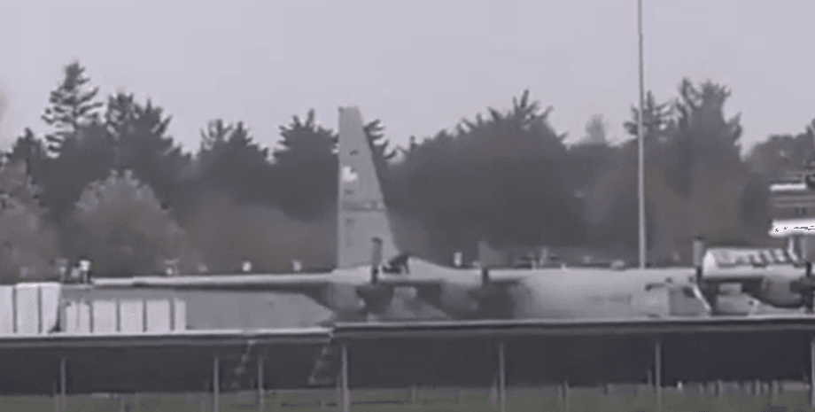 Мужчина рубит топором фюзеляж самолета Ирландия самолет