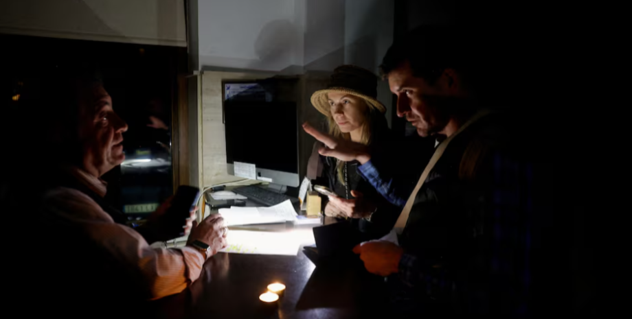 Люди під час відключень світла в Україні Відключення світла в Україні взимку 2024 року.