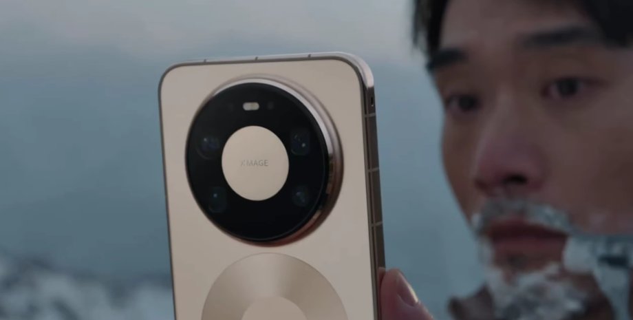 Мужчина держат смартфон Huawei Mate 80