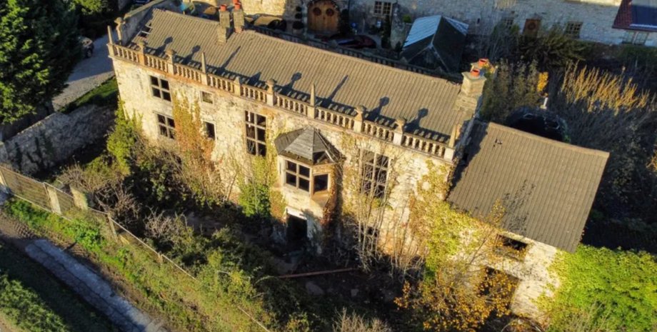 Порожня ділянка з руїнами басейну, зарослим гаражем і залишками господарських будівель