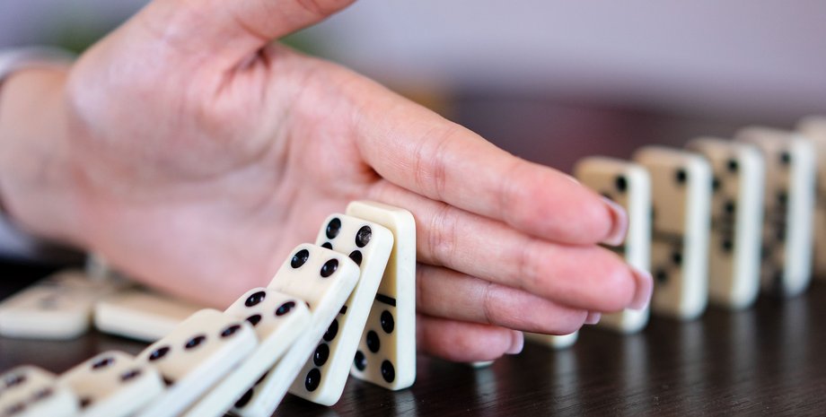 домино, эффект домино, кризис, падение, обвал