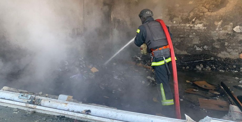 Сотрудник ДСНС, прилет, обстрел, удар, Харьковская область, война в Украине, фото