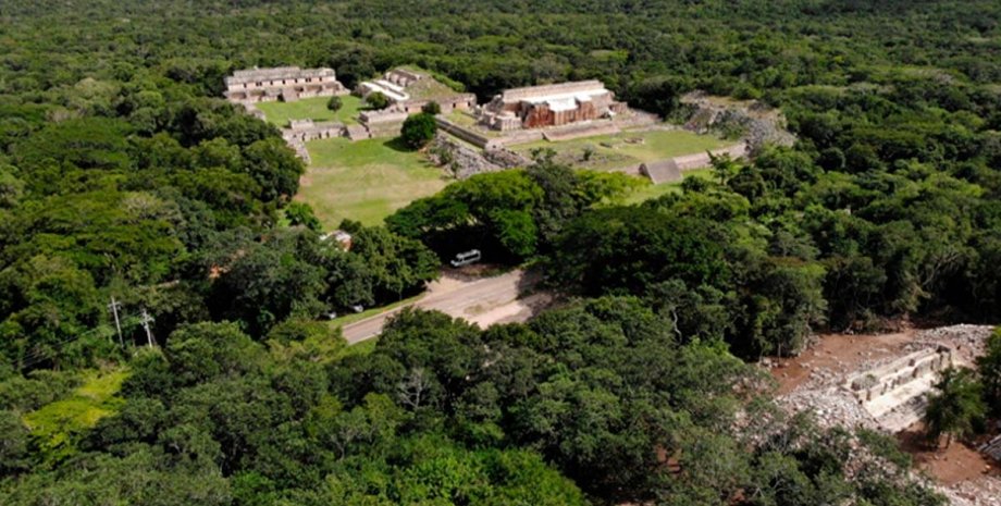 Загальний вигляд з висоти пташиного польоту на Східну групу в Каба Місто мая Каба, археологічне відкриття, палац Петенеро, цивілізація мая, міграція, регіон Пуук, Юкатан, Мексика, потяг мая, INAH, археологічні розкопки, руїни мая, стародавні мая, історія Каба, боги мая, Чаак, крах цивілізації, археологія