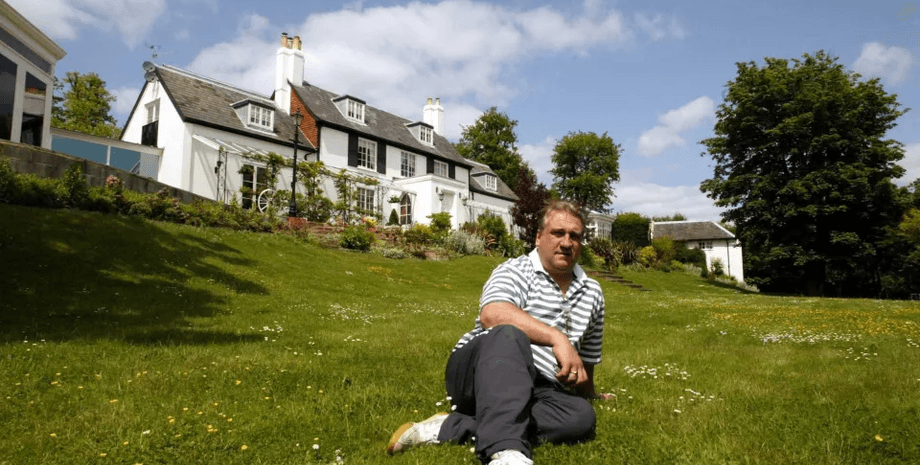 Победитель лотереи, лотерея, деньги, крупный приз, потерял всех друзей, купил дома для друзей, роскошный образ жизни, деньги изменили жизнь