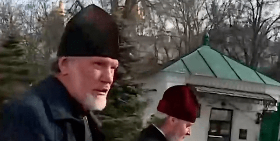 Возле Киево-Печерской лавры пакуют вещи Киево-Печерская лавра, УПЦ ПМ, вещи. священник, грузовик, имущество