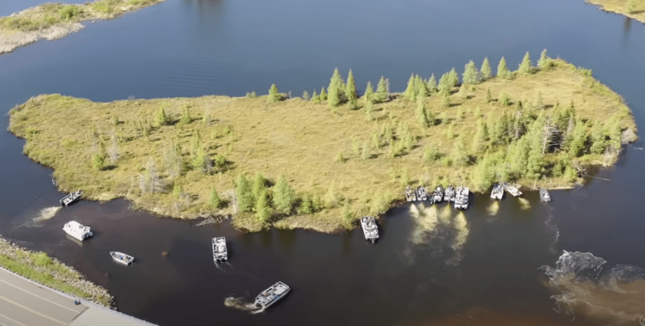 Маленький остров на озере Чиппева перемещают каждый год