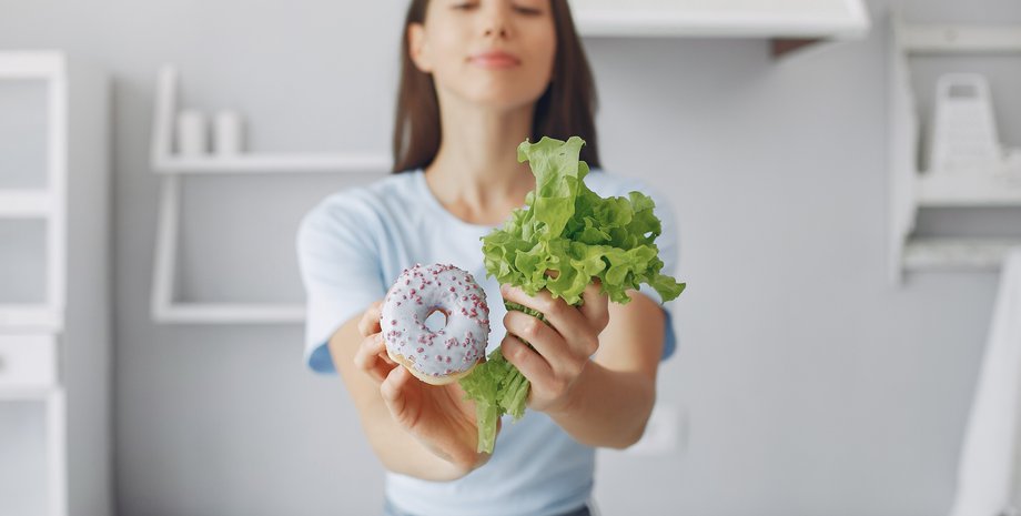 Девушка с салатом и пончиком